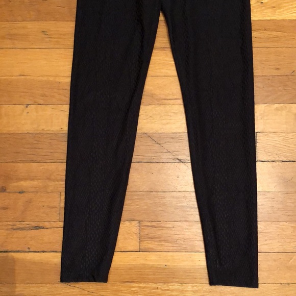 Beyond Yoga Snake Jacquard Textured Midi Leggings in Black, size XS - Picture 5 of 13